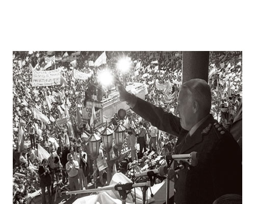 El dictador, Leopoldo Fortunato Galtieri, saluda desde la Casa Rosada